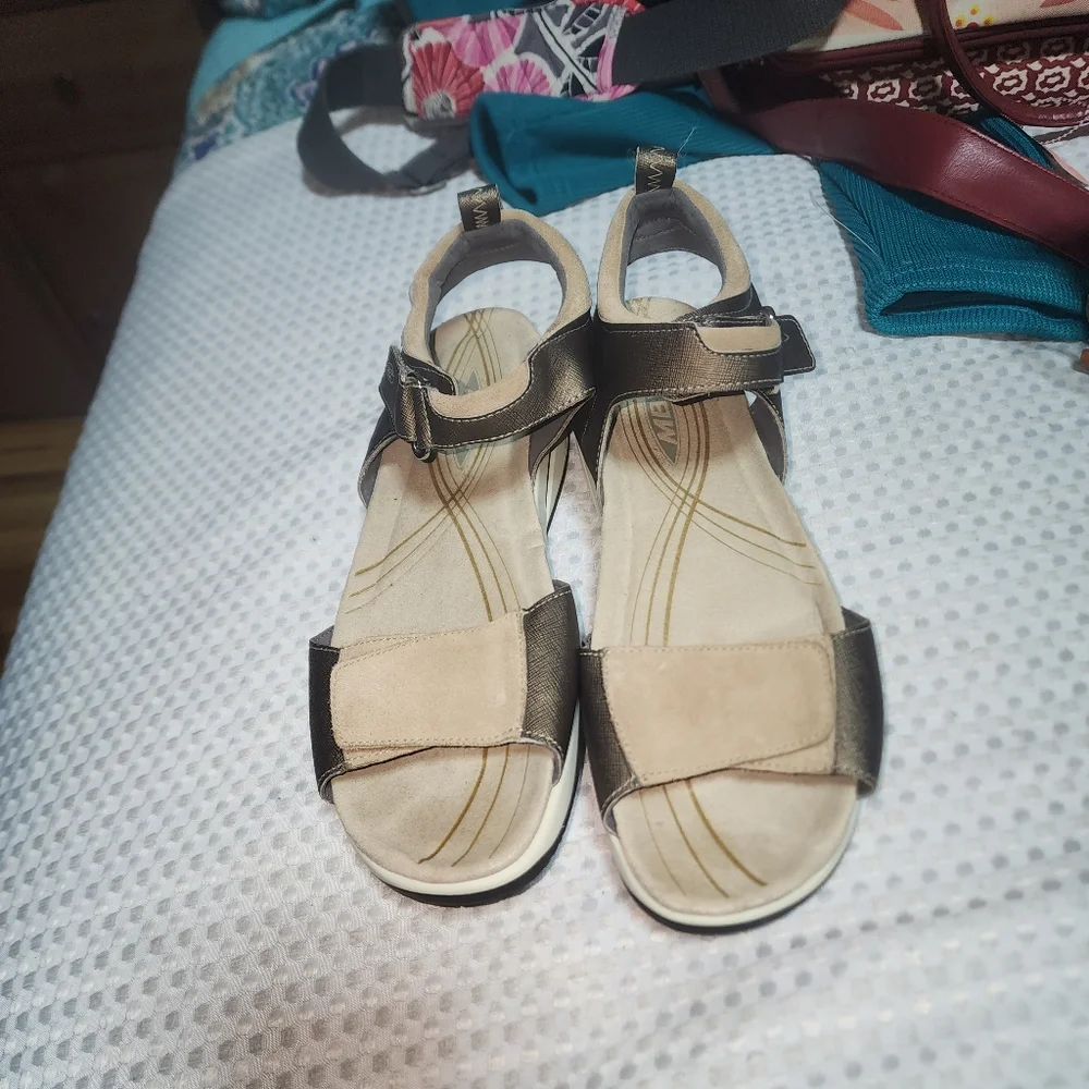 MBT PIA EUC WOMENS SZ 11 TAN SUEDE ROCKER TONING WALKING SANDALS